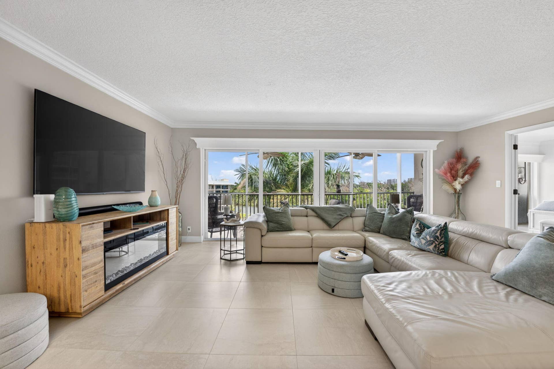1523 E Hillsboro Boulevard, #631, Deerfield Beach, FL 33441 Living Room