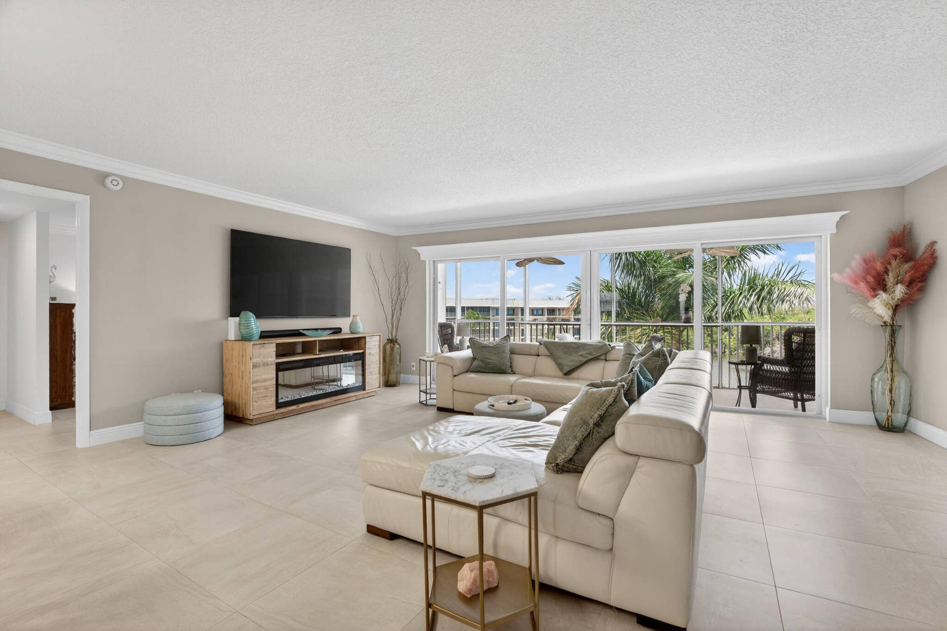 1523 E Hillsboro Boulevard, #631, Deerfield Beach, FL 33441 Living Room