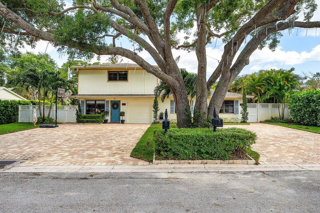 2101 N Palm Circle, North Palm Beach, FL 33408 Front
