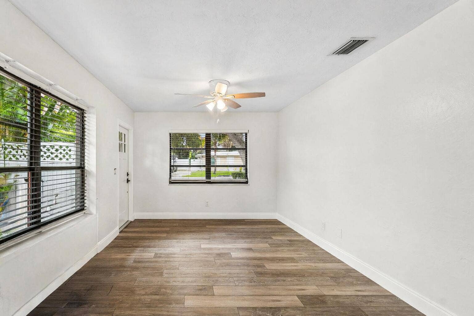 2101 N Palm Circle, North Palm Beach, FL 33408 Secondary Living Room