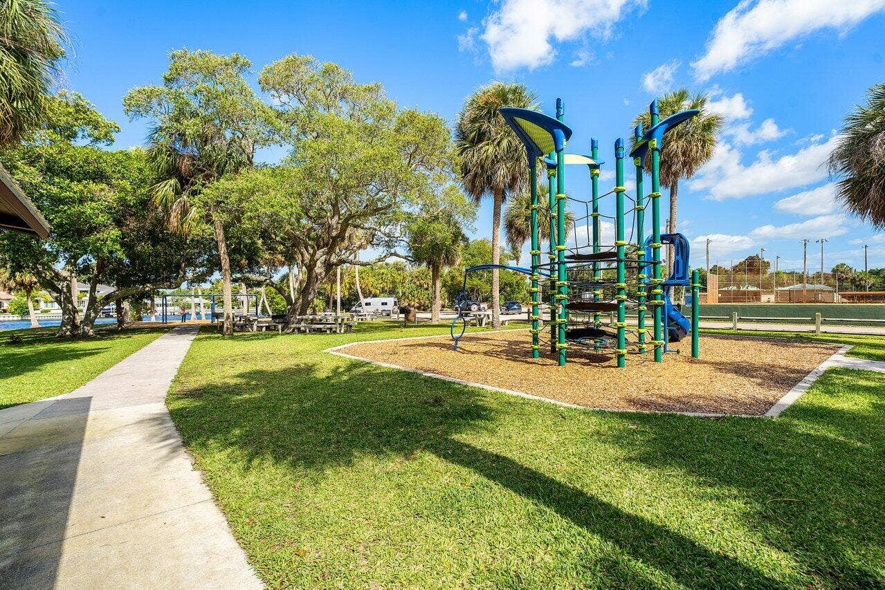 2101 N Palm Circle, North Palm Beach, FL 33408 Juno Park