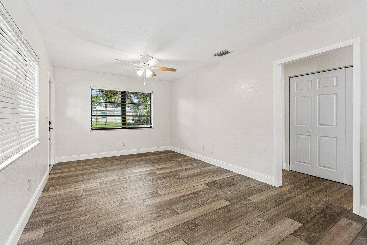 2101 N Palm Circle, North Palm Beach, FL 33408 Secondary Living Room