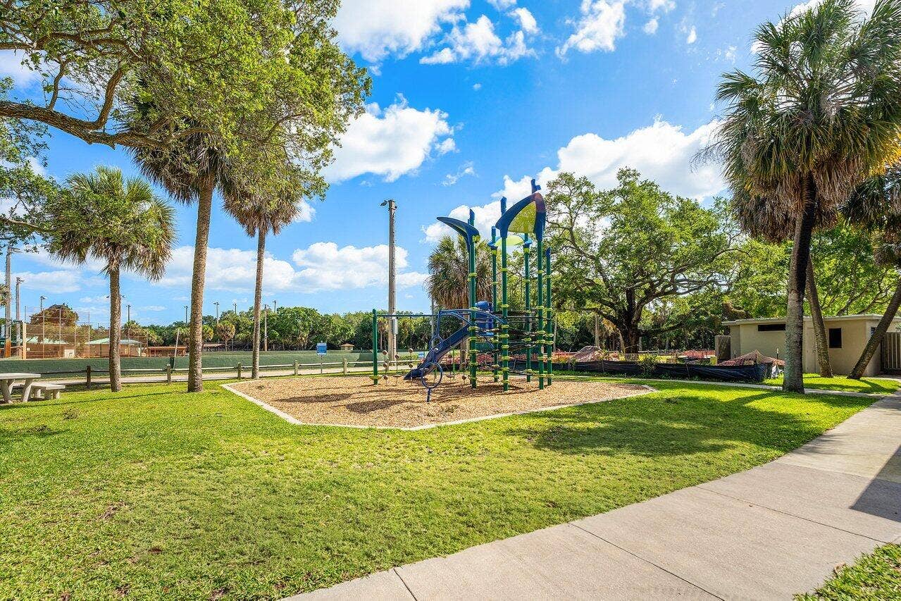 2101 N Palm Circle, North Palm Beach, FL 33408 Juno Park