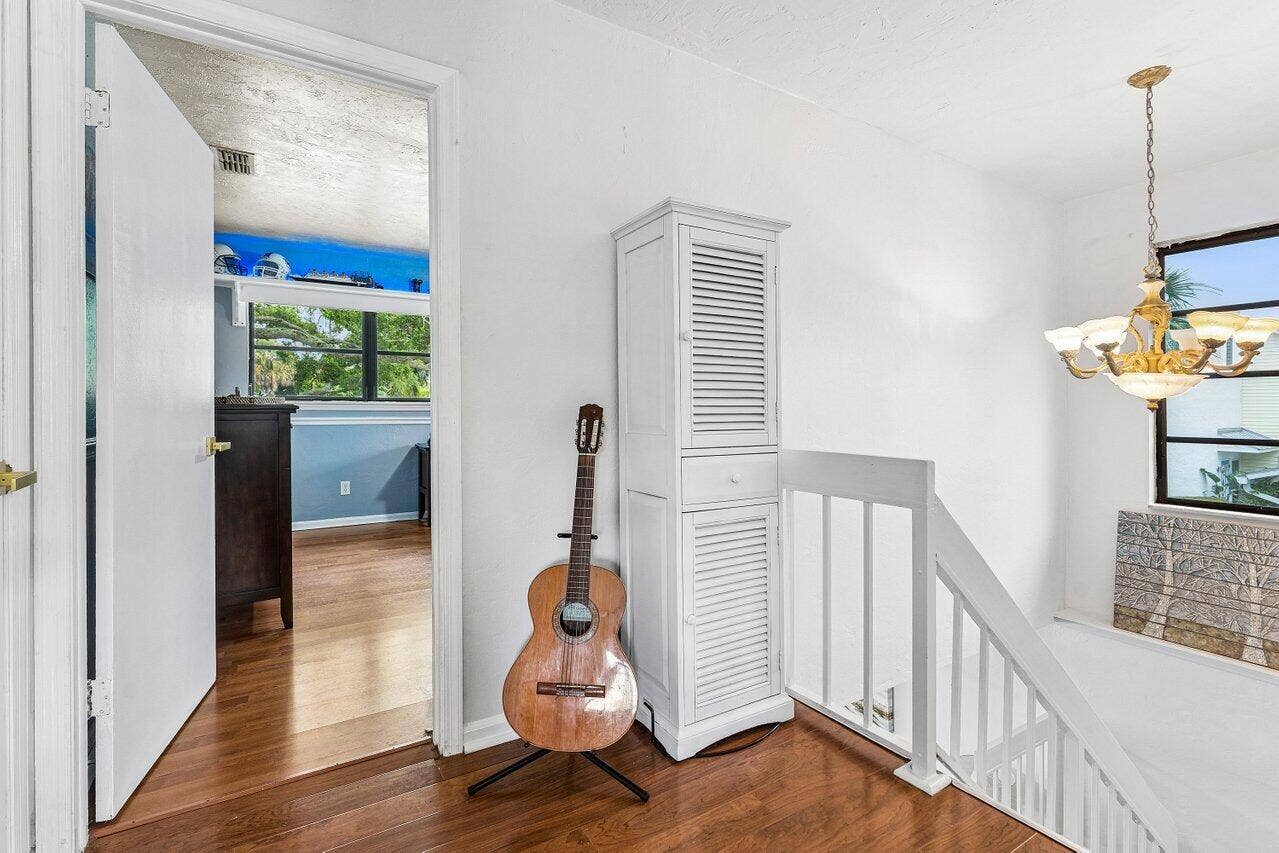 2101 N Palm Circle, North Palm Beach, FL 33408 Upstairs Landing