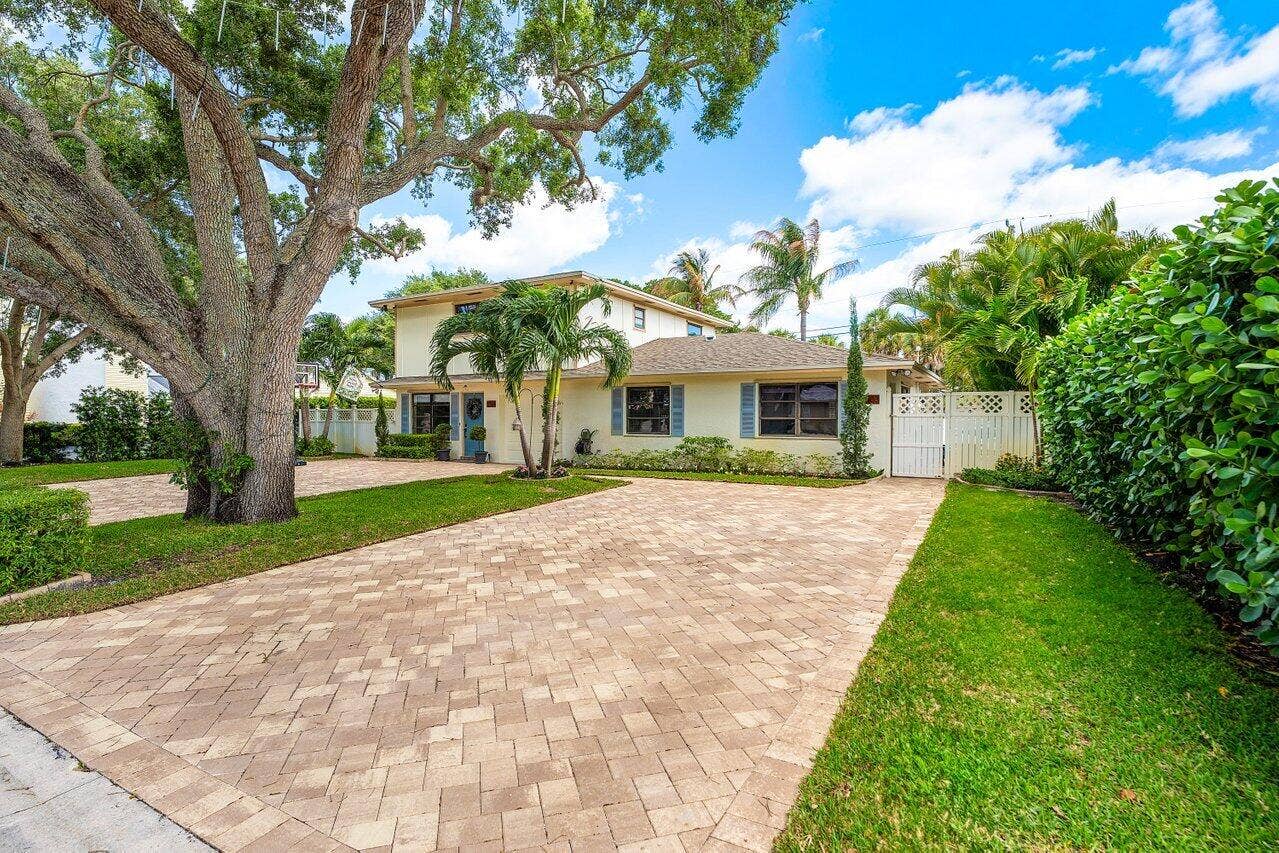 2101 N Palm Circle, North Palm Beach, FL 33408 Secondary Entrance