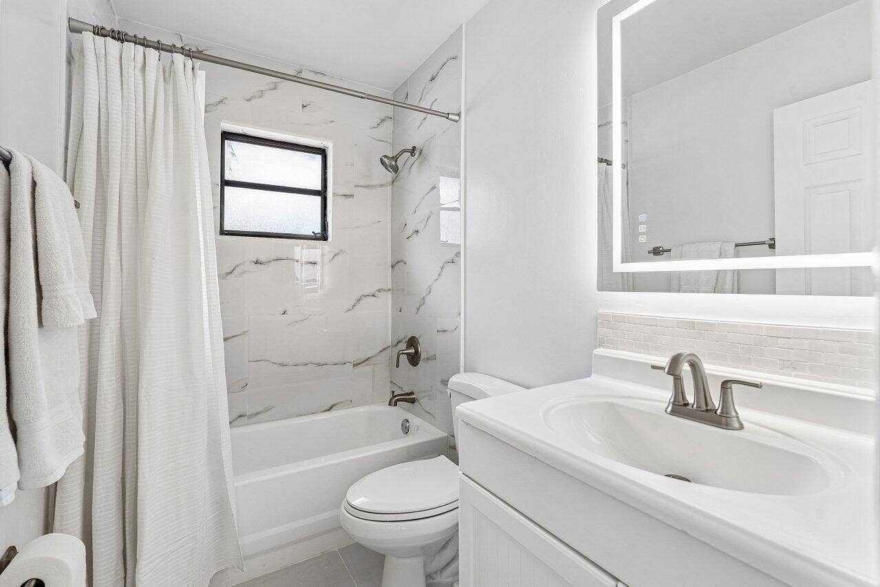 2101 N Palm Circle, North Palm Beach, FL 33408 2nd Guest Bathroom