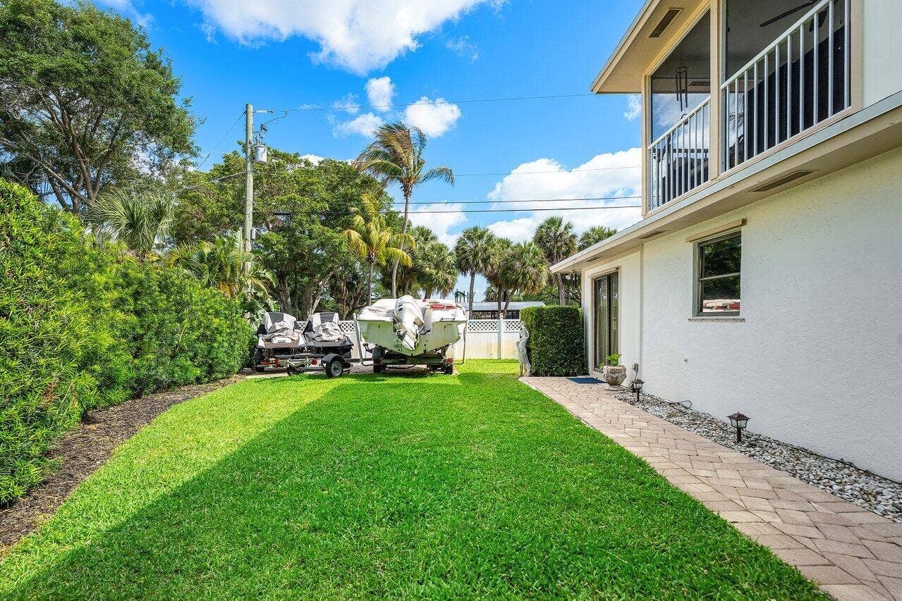 2101 N Palm Circle, North Palm Beach, FL 33408 Main Sideyard