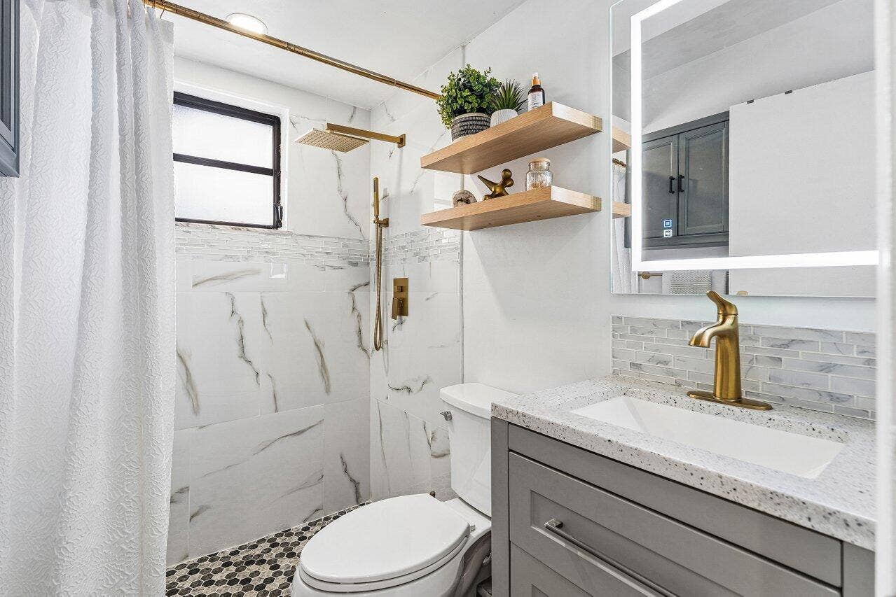 2101 N Palm Circle, North Palm Beach, FL 33408 Main Guest Bathroom