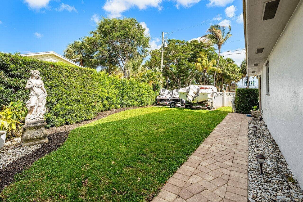 2101 N Palm Circle, North Palm Beach, FL 33408 Main Sideyard