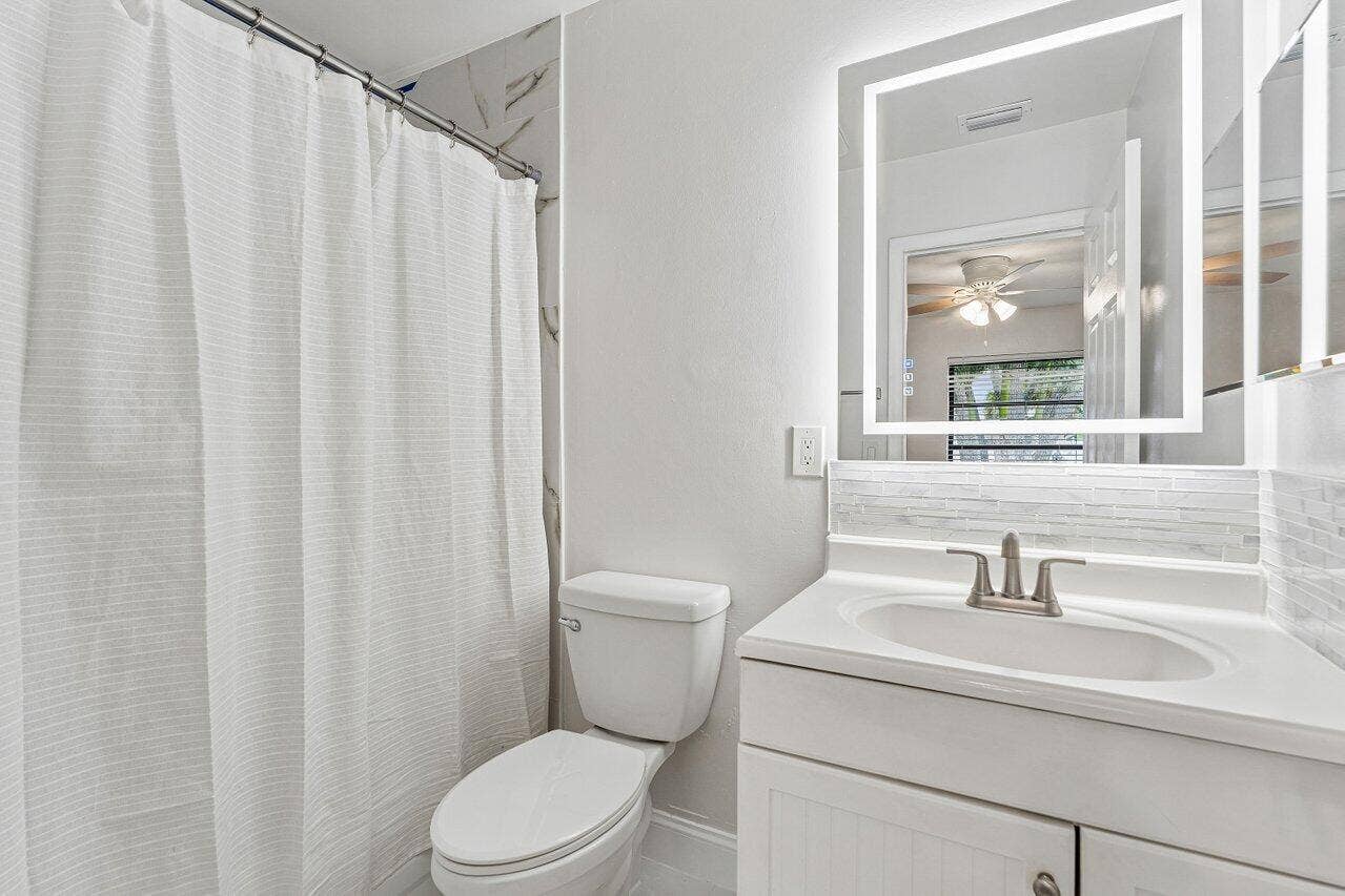 2101 N Palm Circle, North Palm Beach, FL 33408 2nd Primary Bathroom