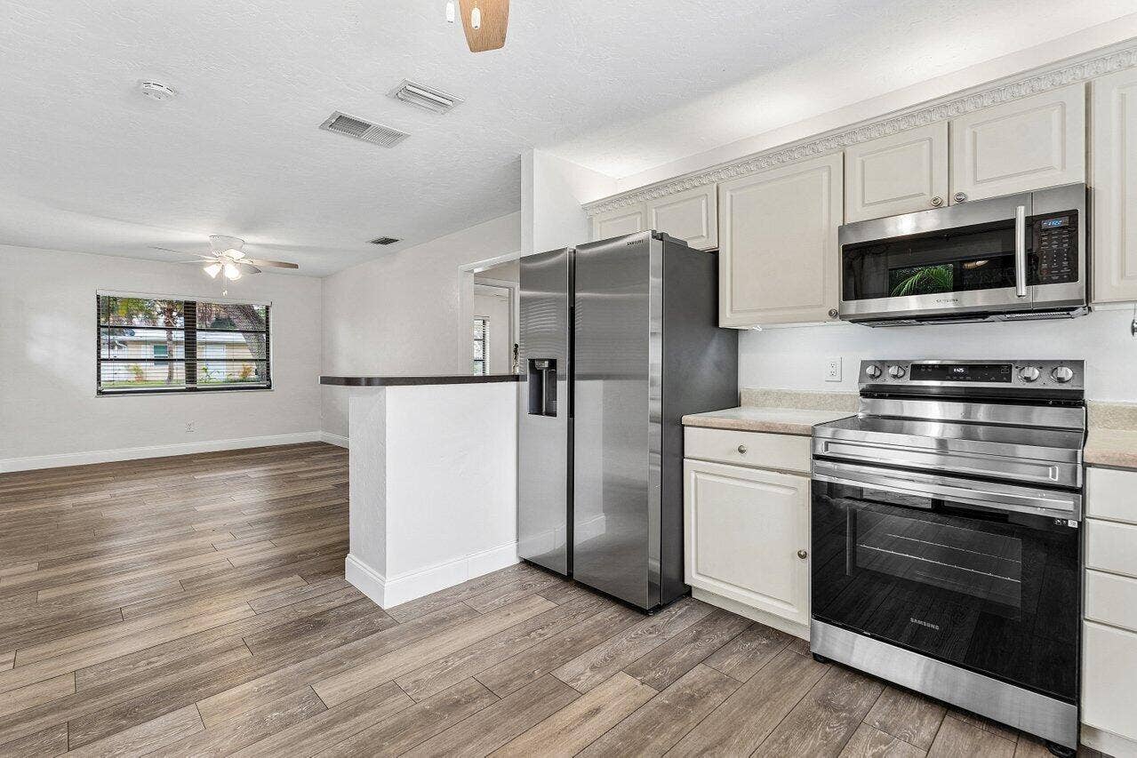 2101 N Palm Circle, North Palm Beach, FL 33408 Secondary Kitchen
