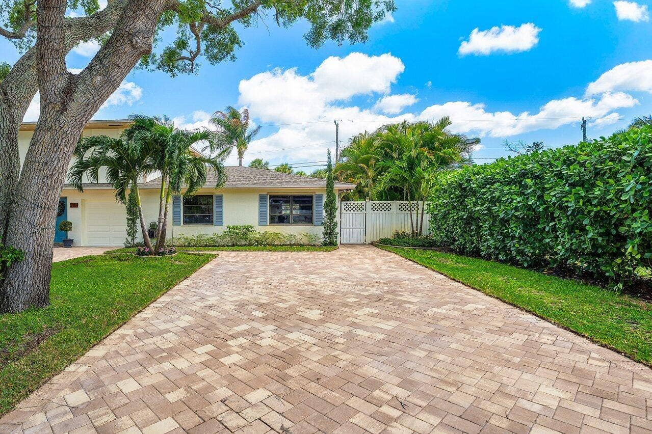 2101 N Palm Circle, North Palm Beach, FL 33408 Secondary Entrance