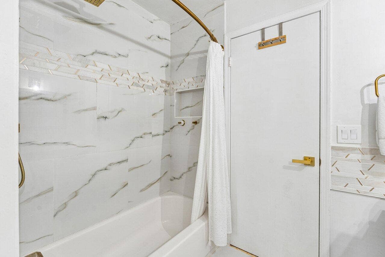 2101 N Palm Circle, North Palm Beach, FL 33408 Main Primary Bathroom