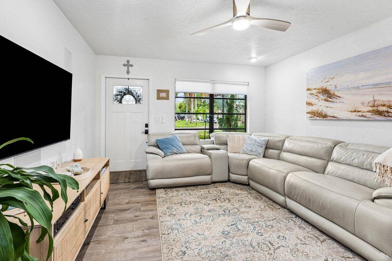2101 N Palm Circle, North Palm Beach, FL 33408 Main Living Room