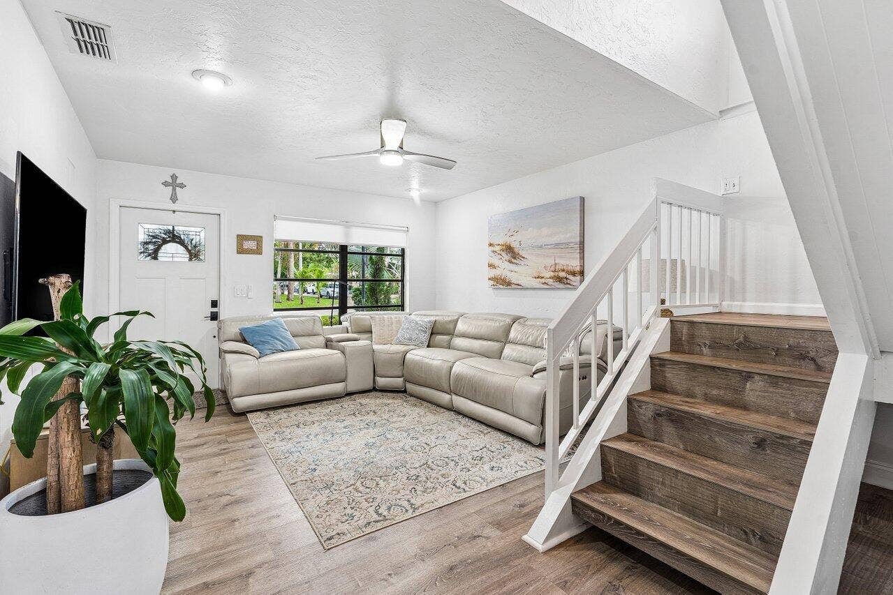 2101 N Palm Circle, North Palm Beach, FL 33408 Main Living Room