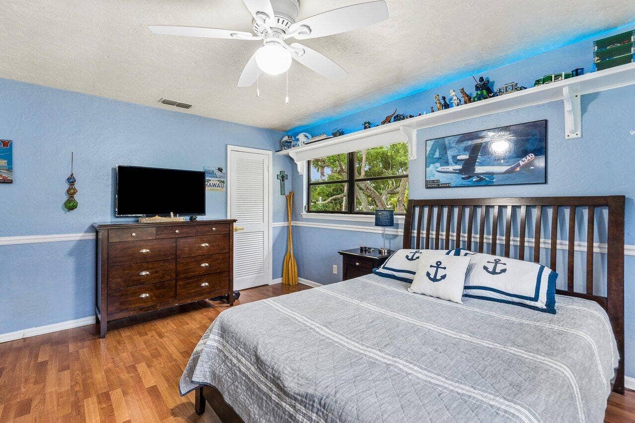 2101 N Palm Circle, North Palm Beach, FL 33408 Main Guest Room