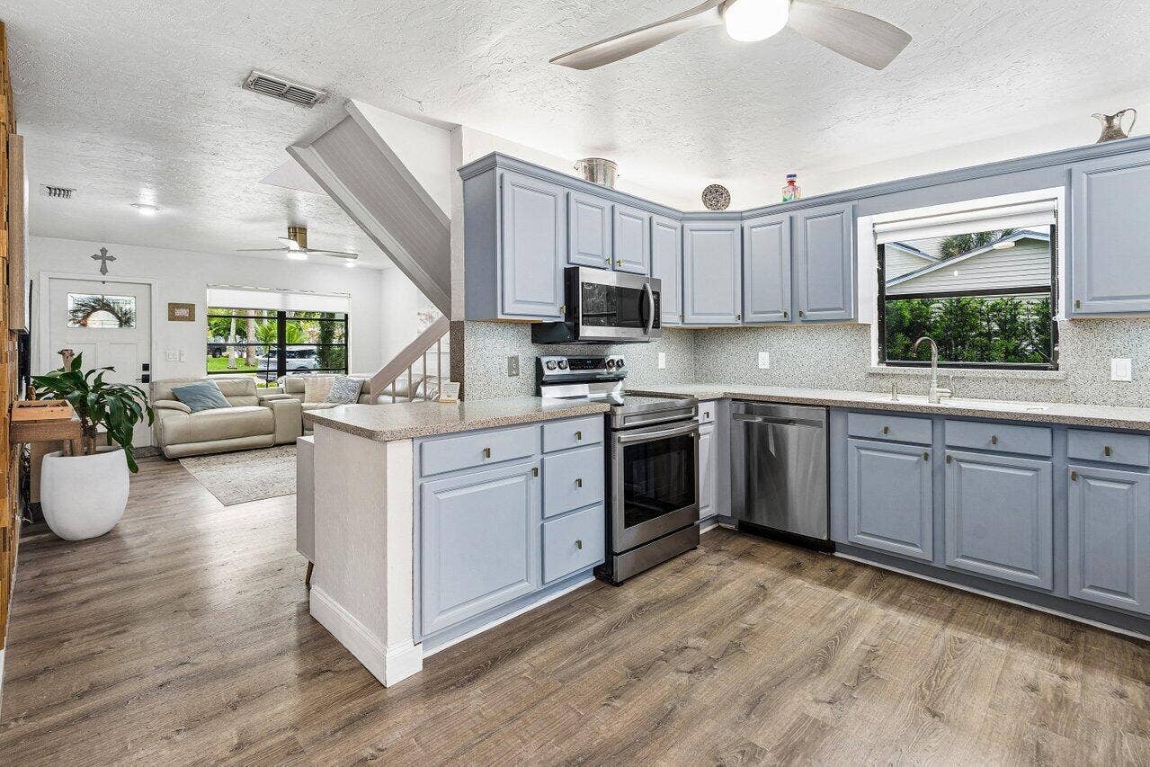 2101 N Palm Circle, North Palm Beach, FL 33408 Main Kitchen