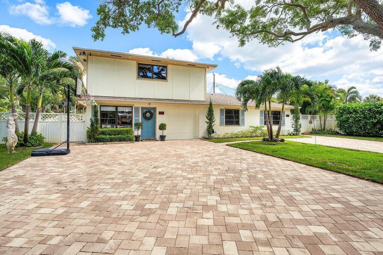 2101 N Palm Circle, North Palm Beach, FL 33408 Front