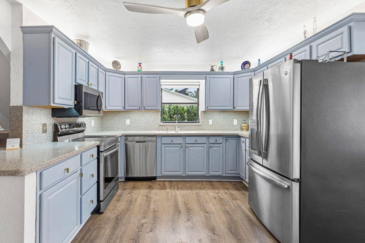 2101 N Palm Circle, North Palm Beach, FL 33408 Main Kitchen