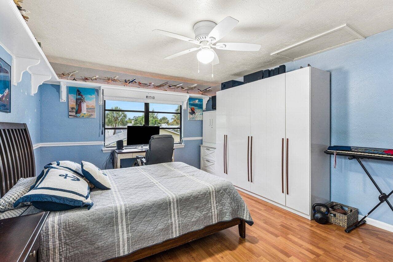 2101 N Palm Circle, North Palm Beach, FL 33408 Main Guest Room