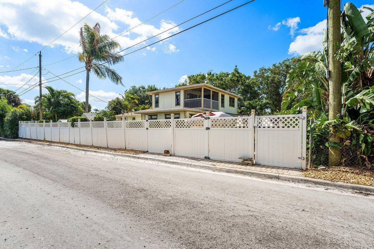 2101 N Palm Circle, North Palm Beach, FL 33408 Back of House