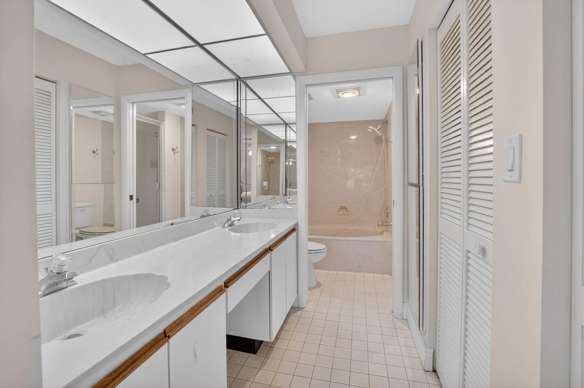 5021 Oakhill Lane, #114, Delray Beach, FL 33484 Master Bathroom