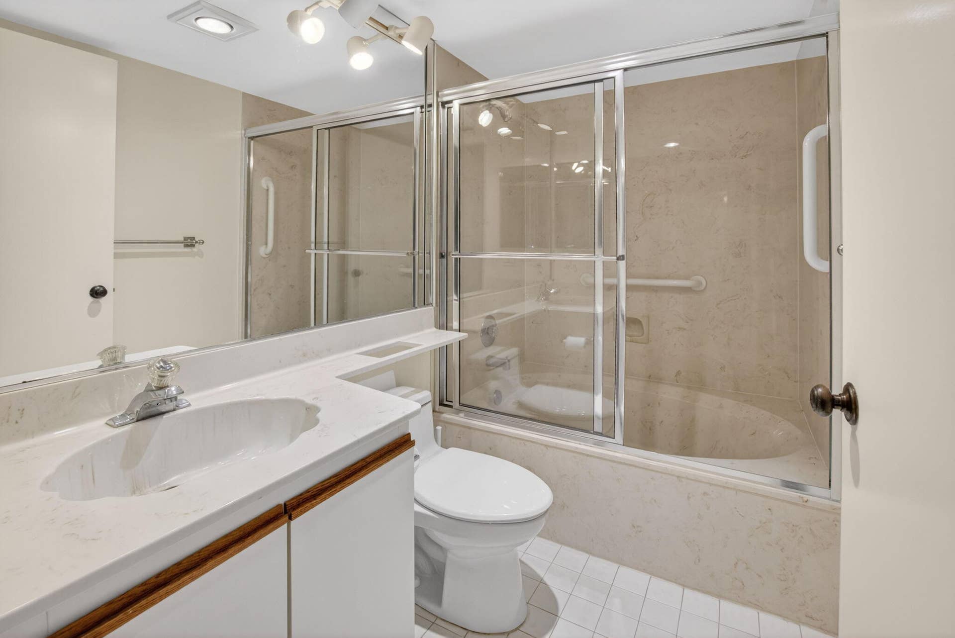 5021 Oakhill Lane, #114, Delray Beach, FL 33484 Bathroom
