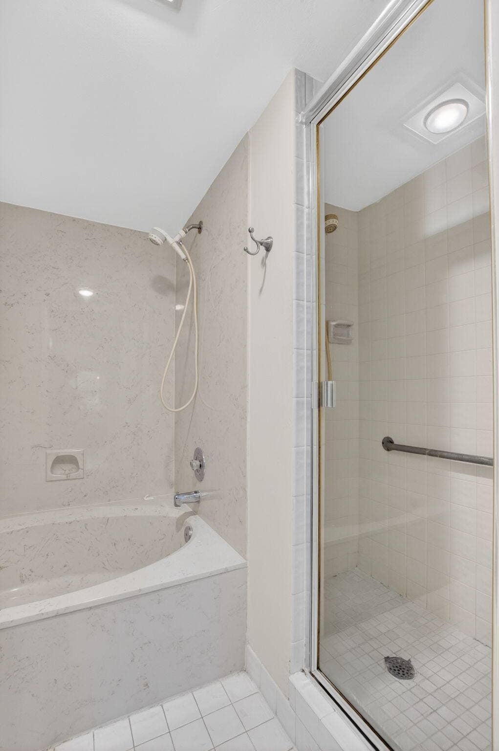 5021 Oakhill Lane, #114, Delray Beach, FL 33484 Master Bathroom