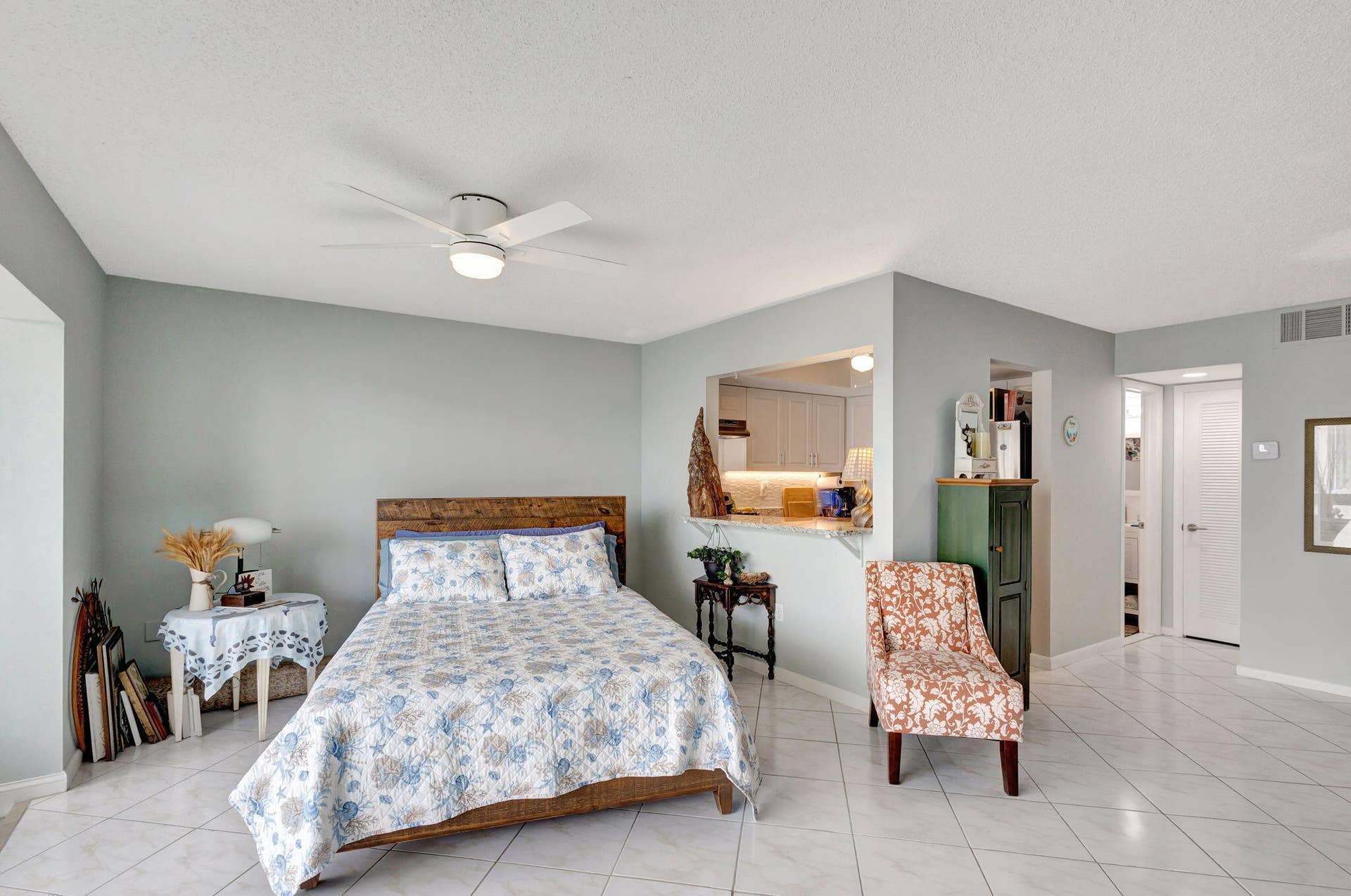 2936 Lake Shore Drive, #309, Riviera Beach, FL 33404 Living Room