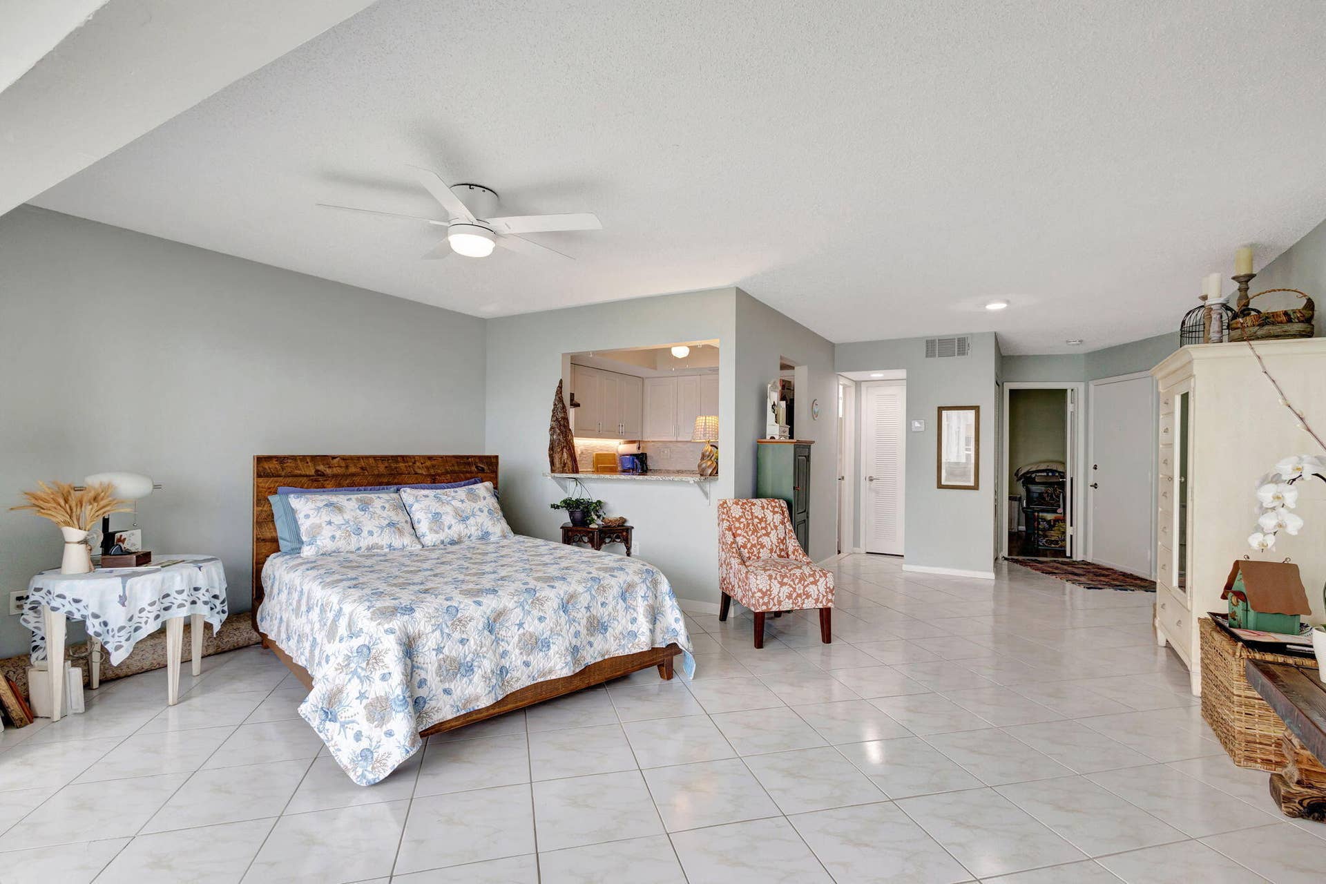 2936 Lake Shore Drive, #309, Riviera Beach, FL 33404 Living Room