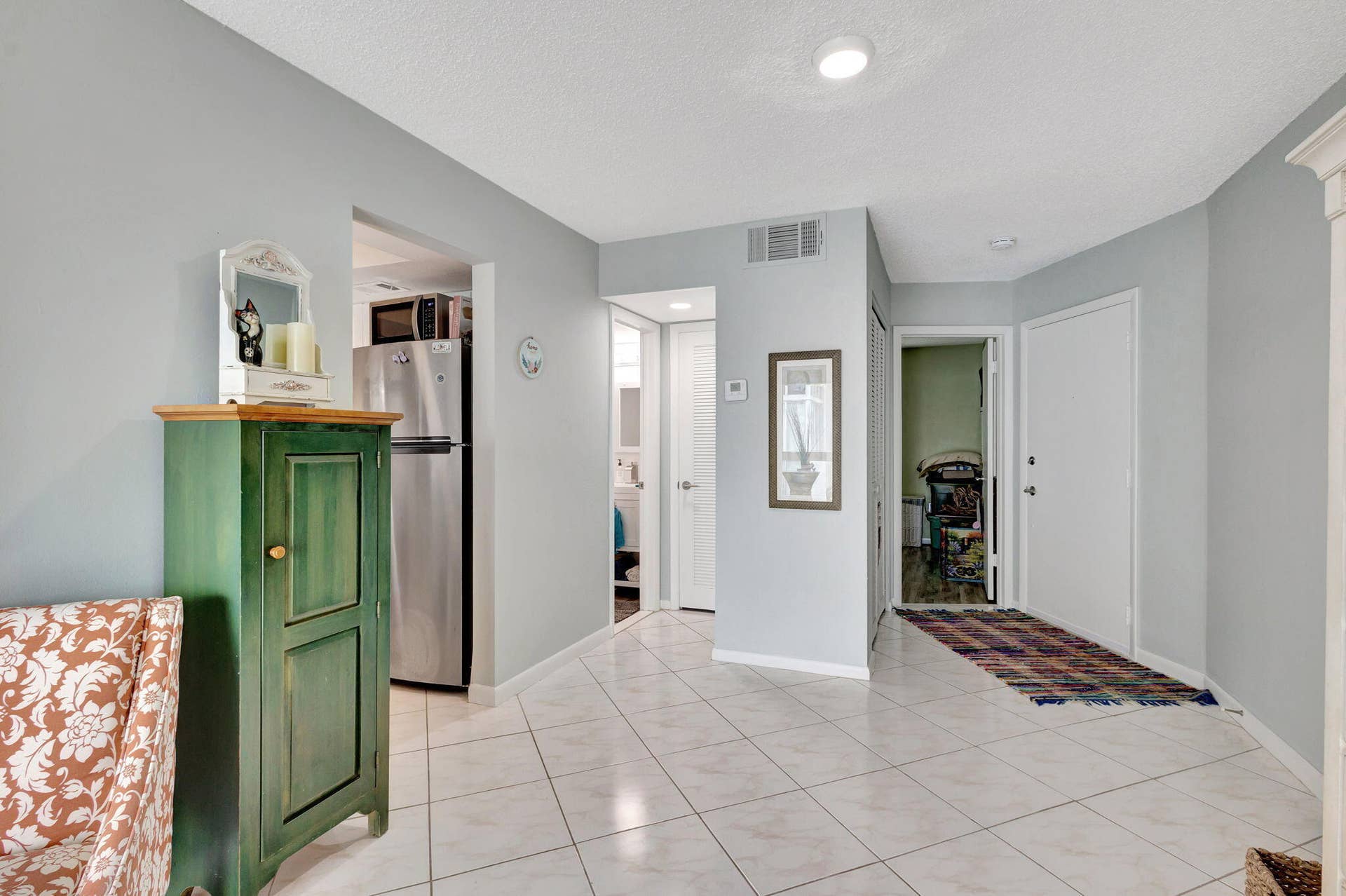 2936 Lake Shore Drive, #309, Riviera Beach, FL 33404 living room