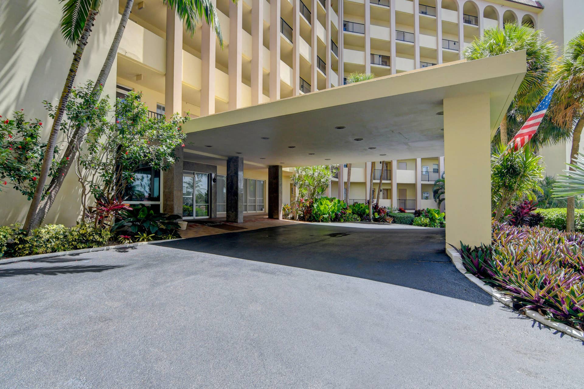 3475 S Ocean Boulevard, #116, Palm Beach, FL 33480 La Bonne Vie Entrance