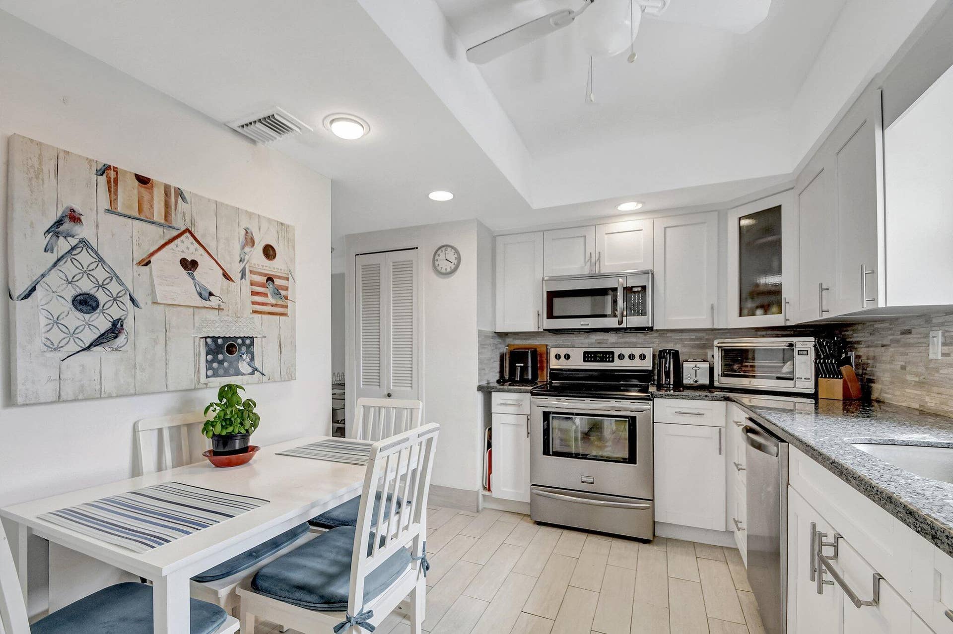 3475 S Ocean Boulevard, #116, Palm Beach, FL 33480 Kitchen with Casual Dining