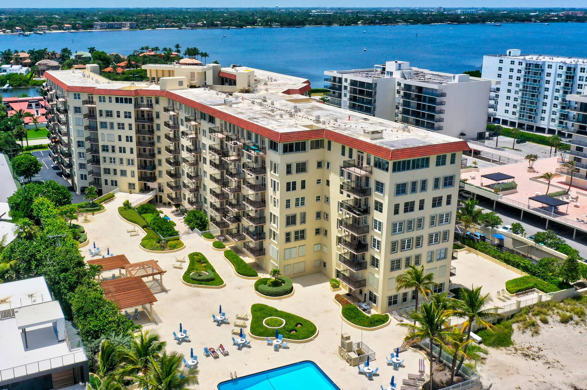 3475 S Ocean Boulevard, #116, Palm Beach, FL 33480 La Bonne Vie Building Sundeck and Pool