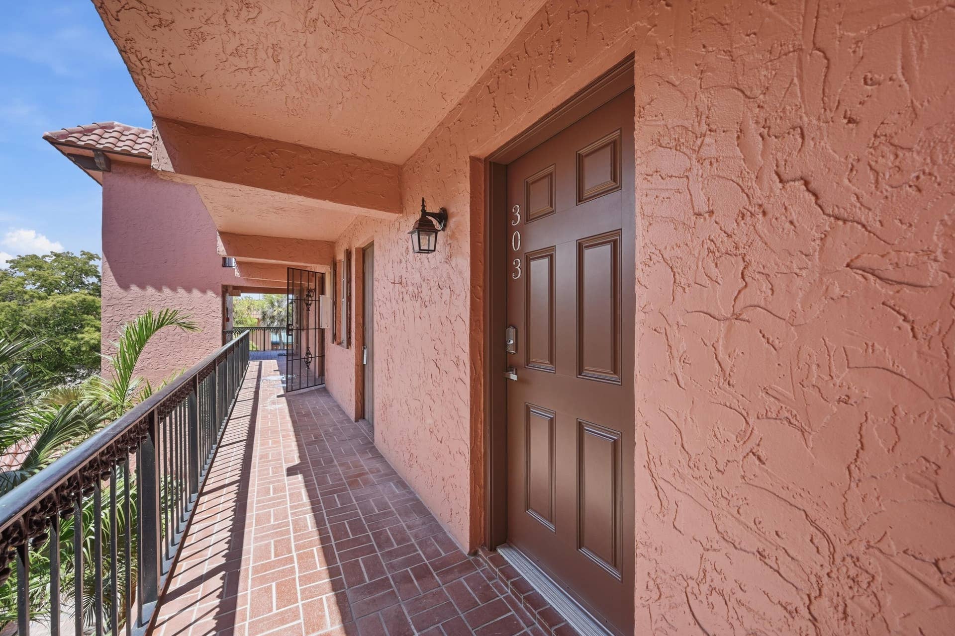 670 Tennis Club Drive, #303, Fort Lauderdale, FL 33311 Entrance