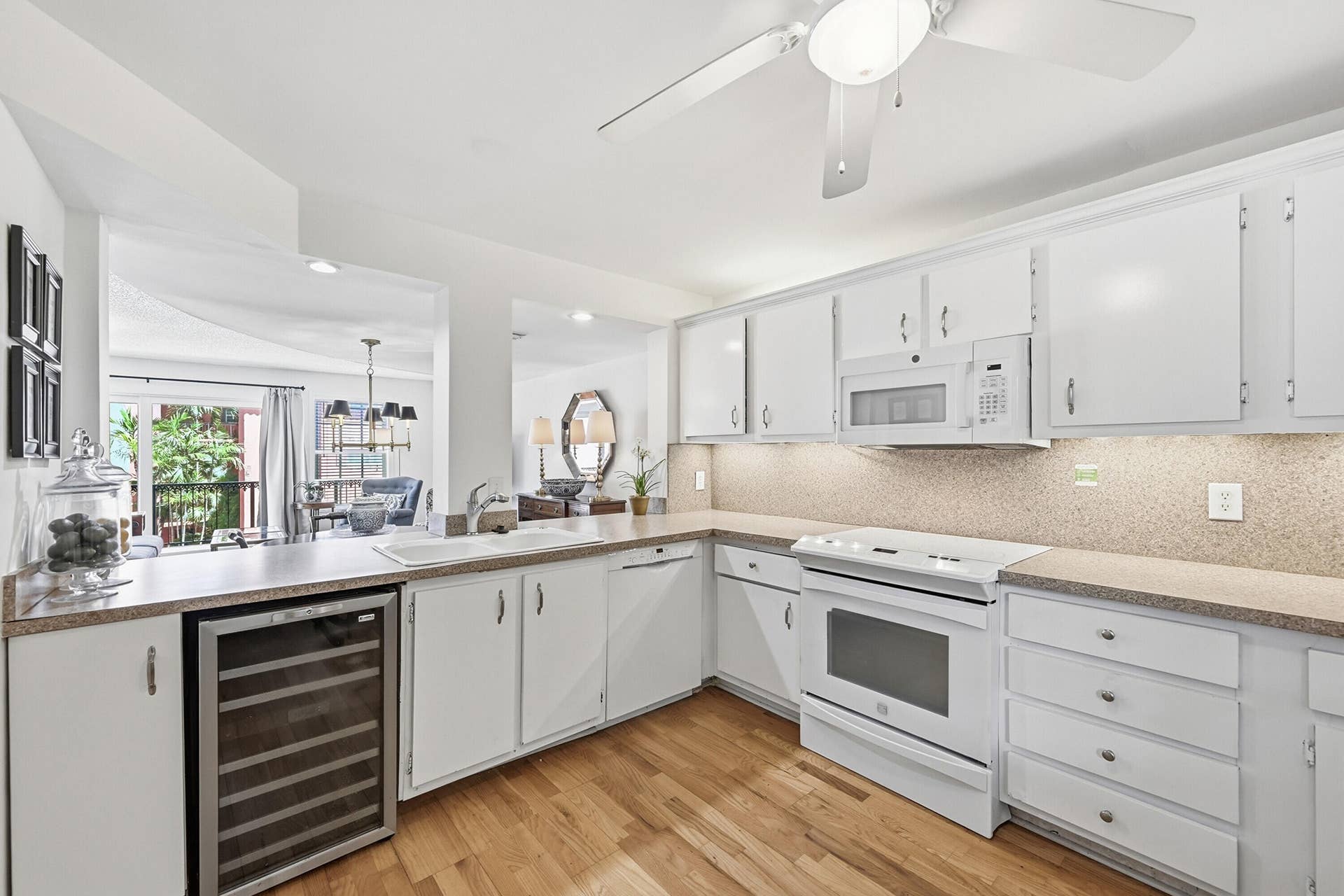 670 Tennis Club Drive, #303, Fort Lauderdale, FL 33311 Open Kitchen