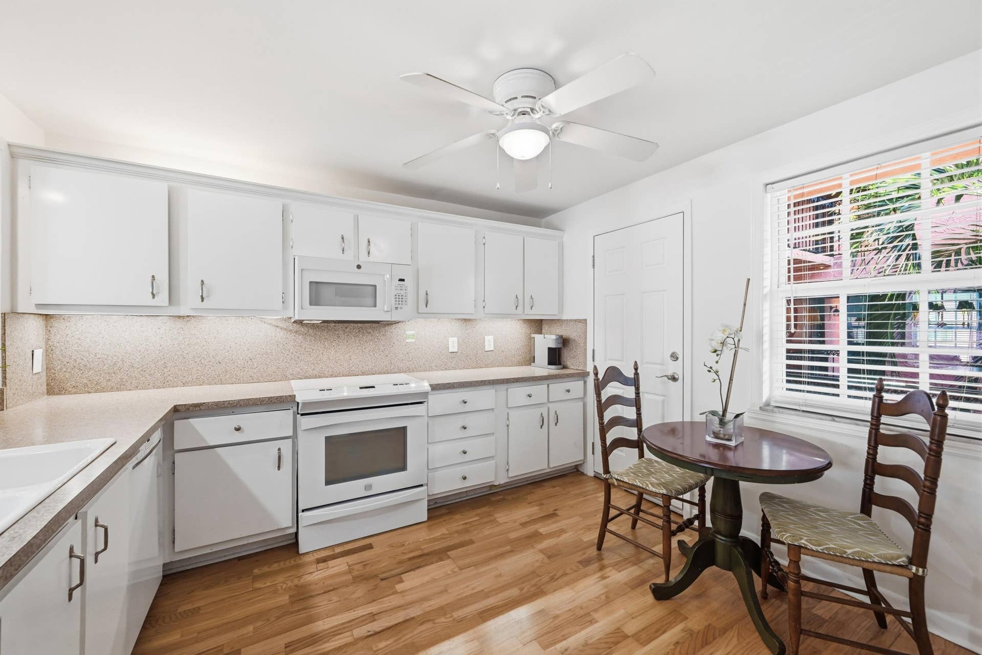 670 Tennis Club Drive, #303, Fort Lauderdale, FL 33311 Open Kitchen