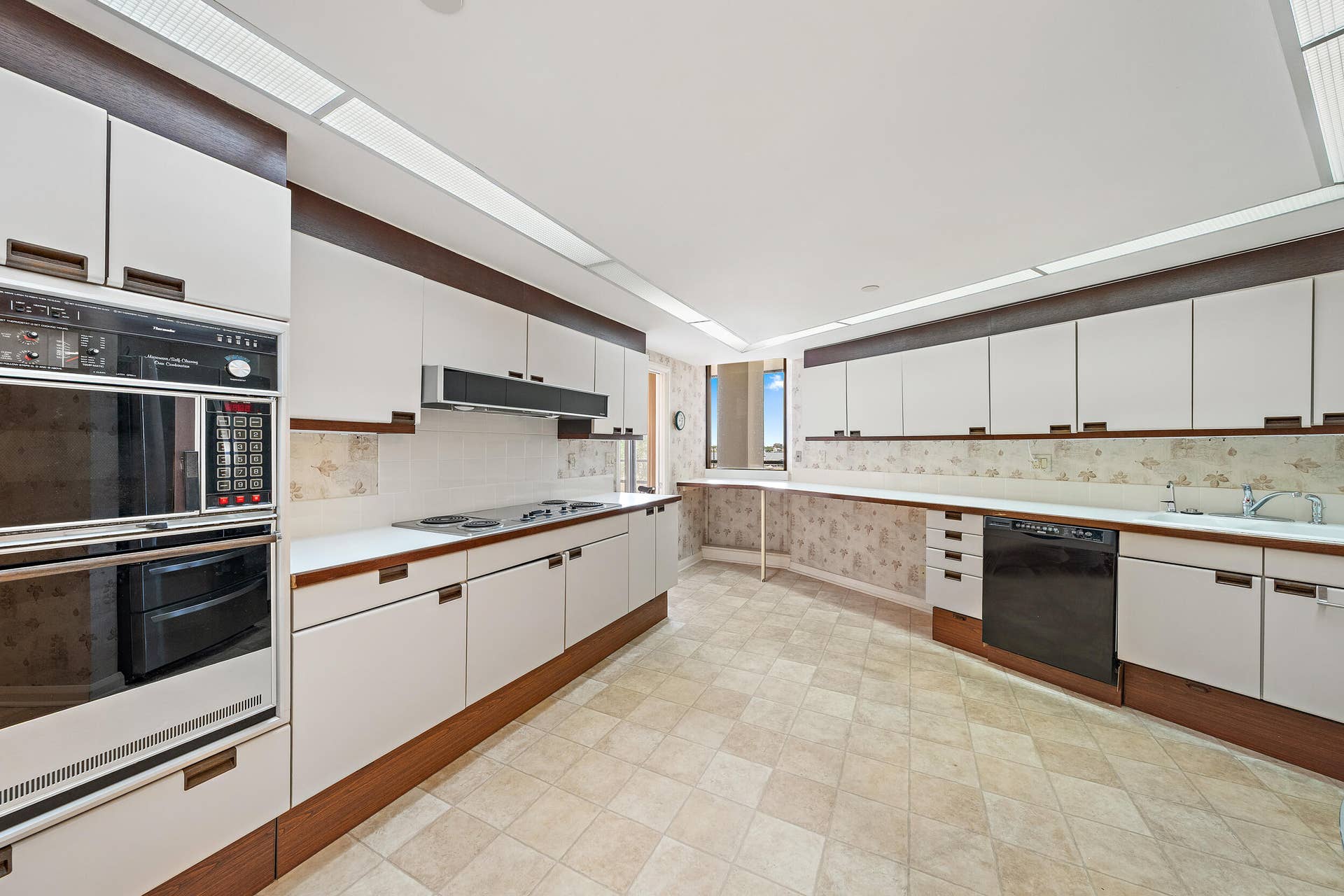 100 Lakeshore Drive, #354, North Palm Beach, FL 33408 Kitchen
