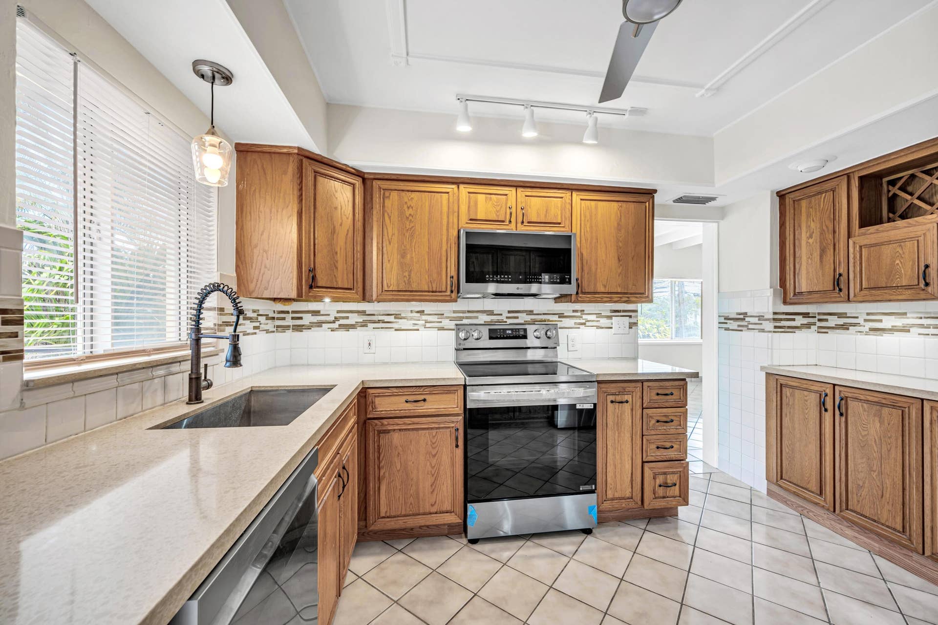 606 VICTORIA PARK RD-19