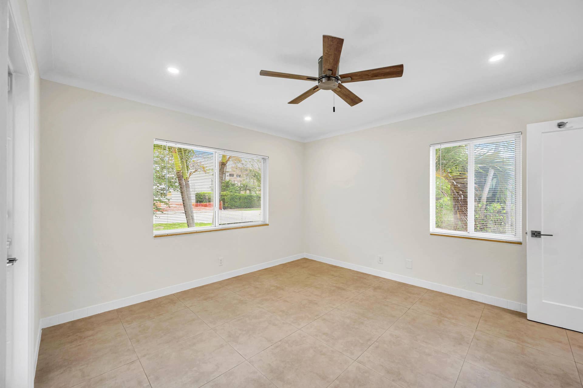 606 VICTORIA PARK RD-10