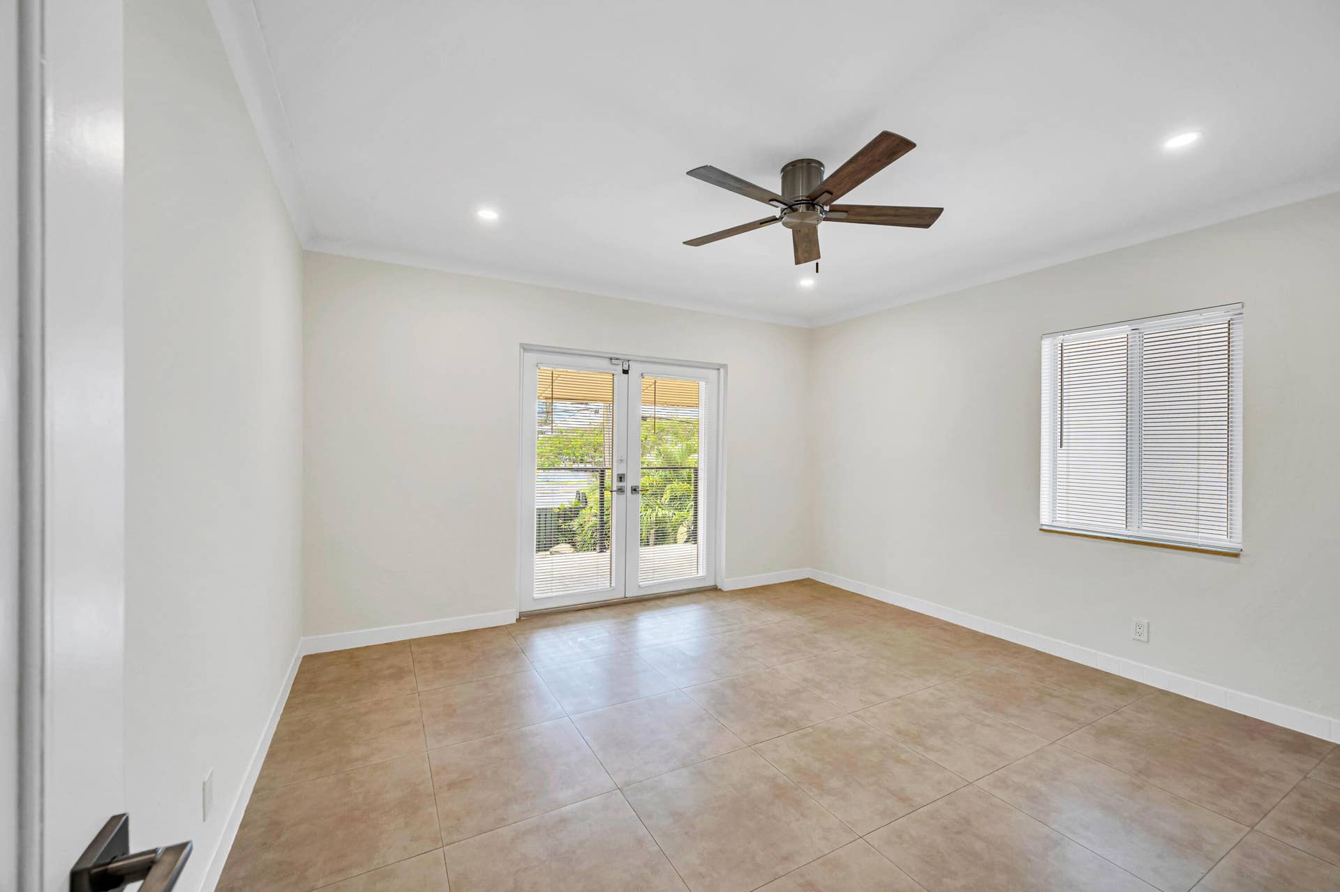 606 VICTORIA PARK RD-12
