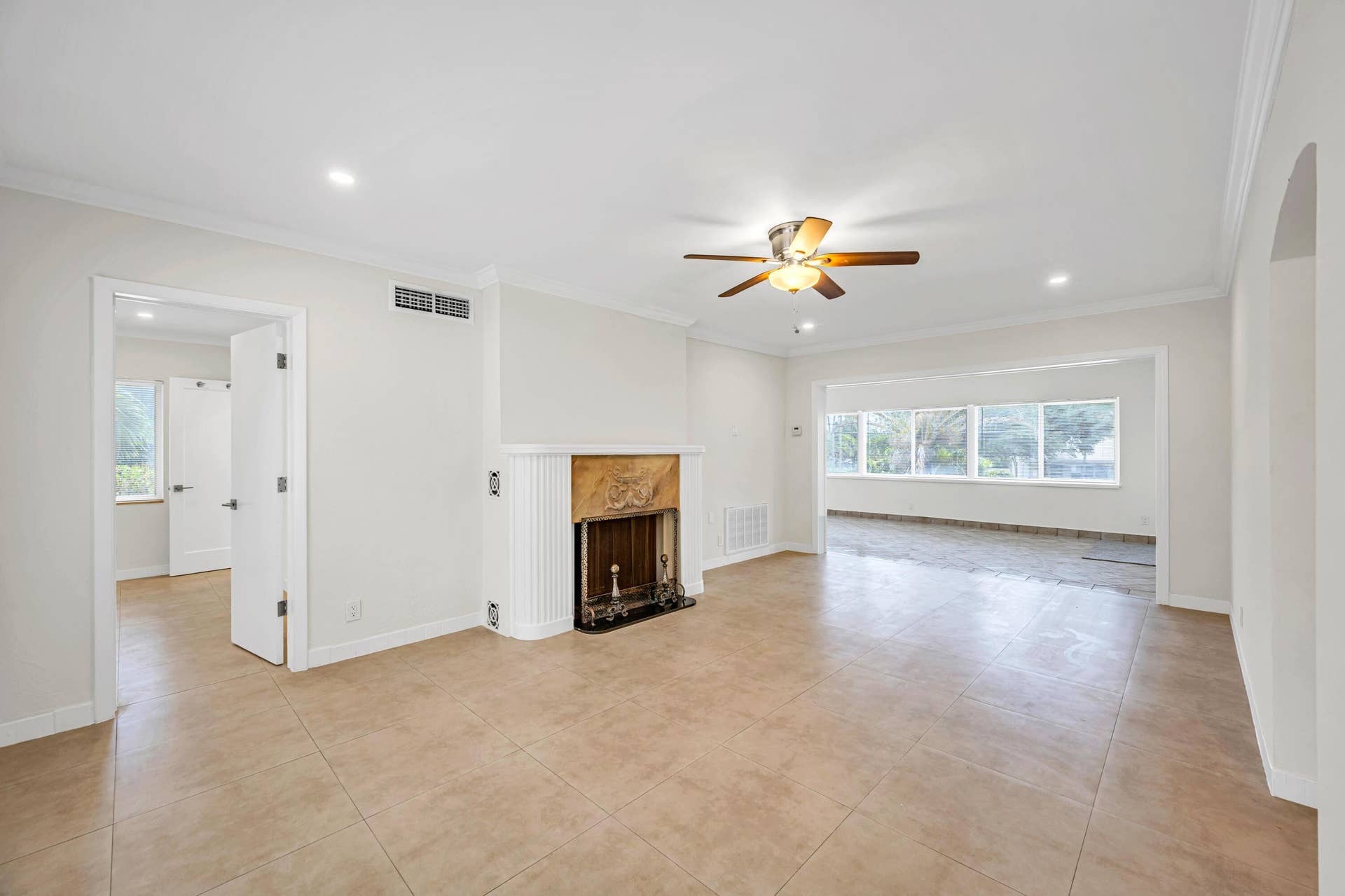 606 VICTORIA PARK RD-9