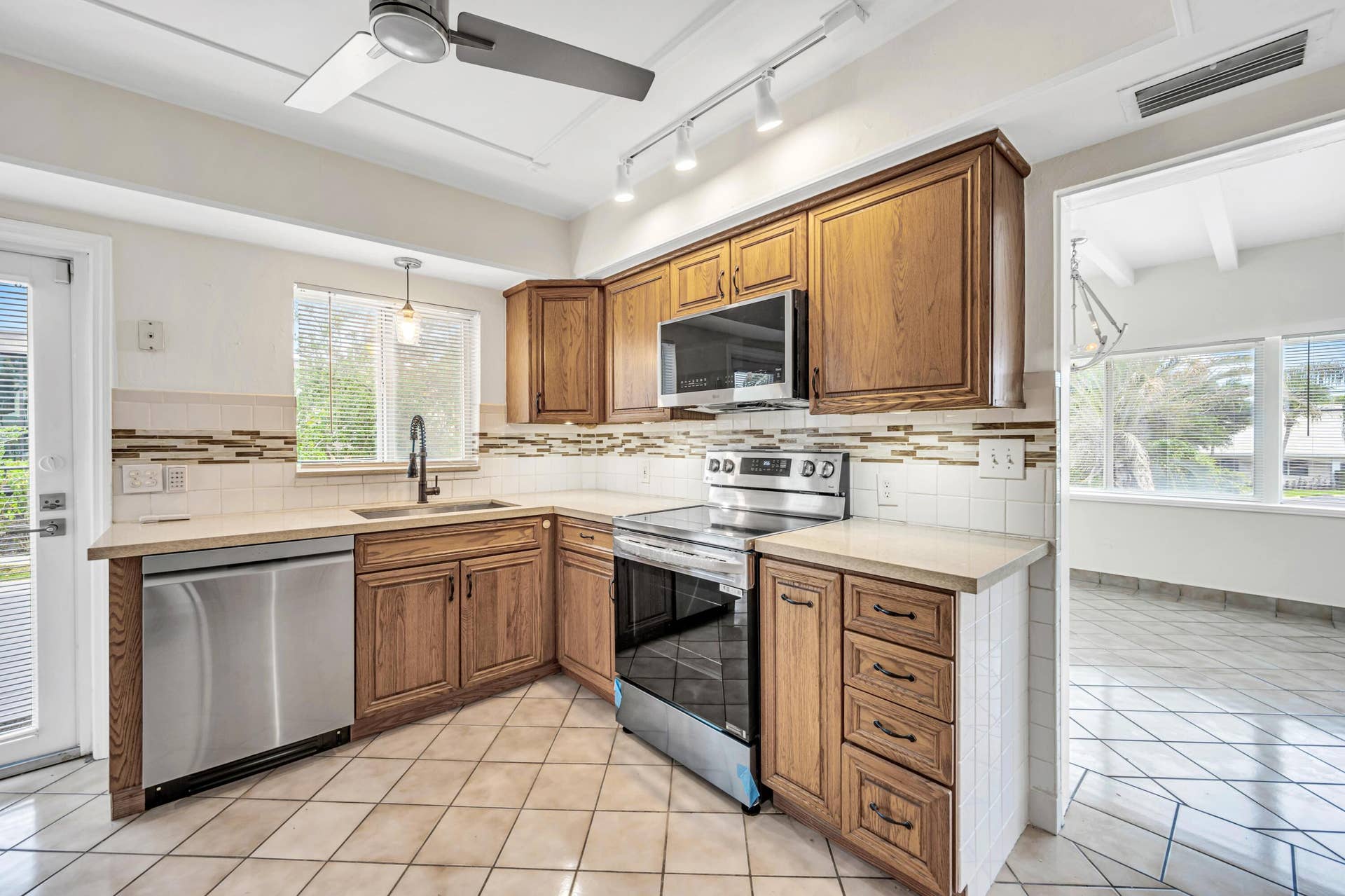 606 VICTORIA PARK RD-17