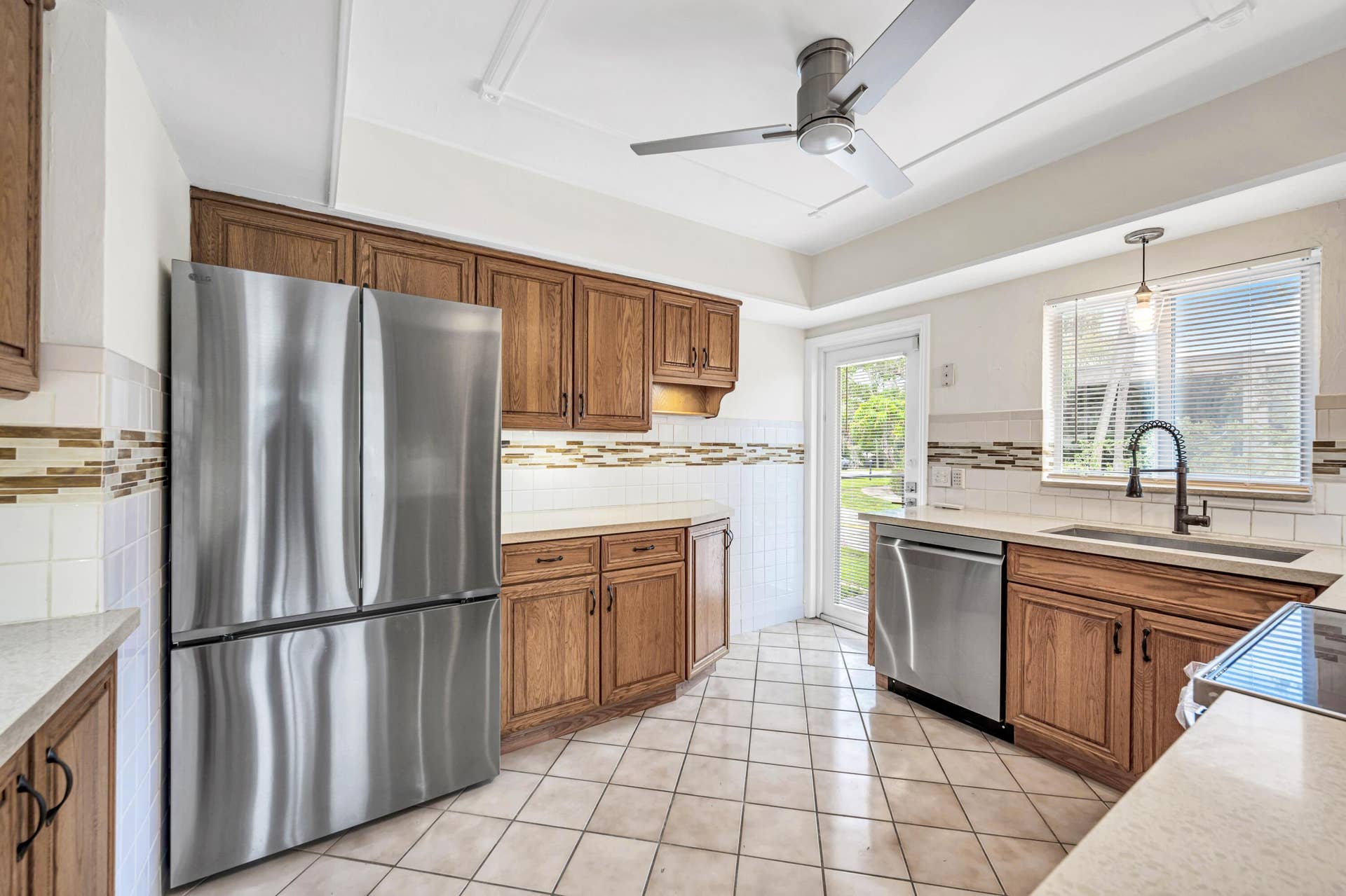 606 VICTORIA PARK RD-18