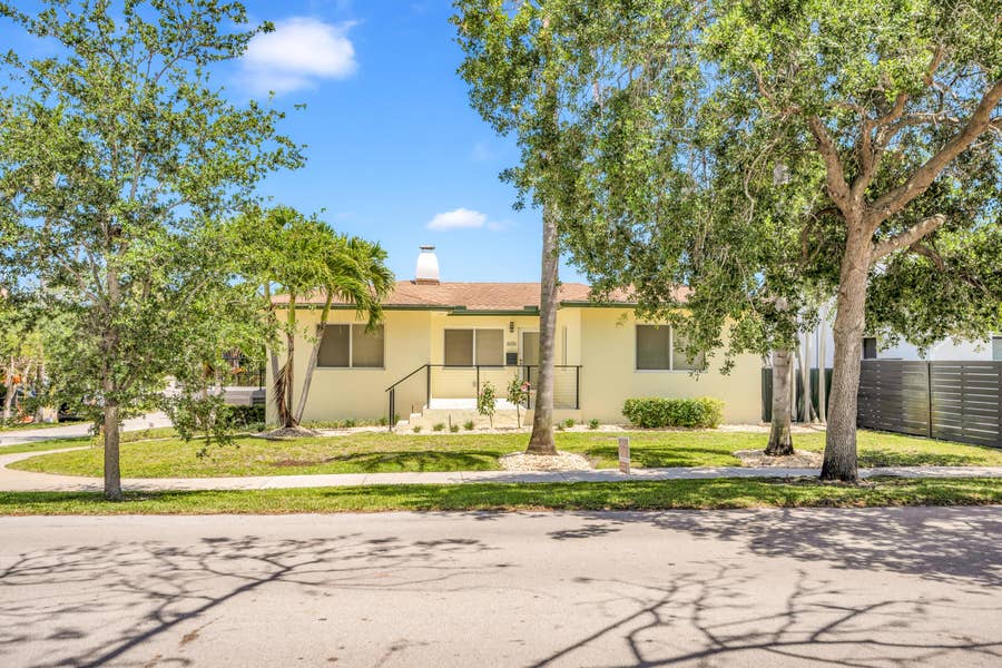 Property photo for 606 N Victoria Park Road N, Fort Lauderdale, FL