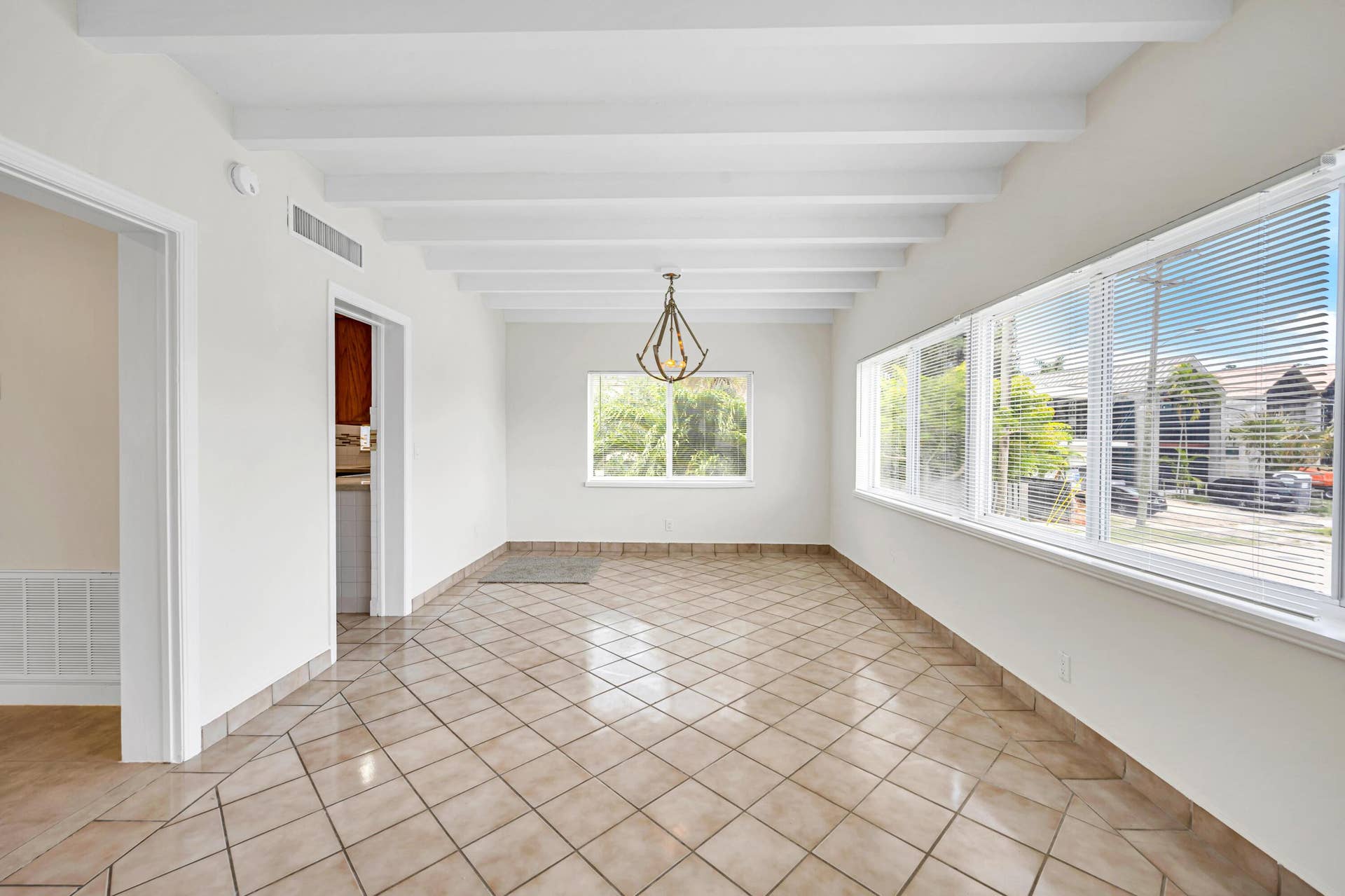 606 VICTORIA PARK RD-7