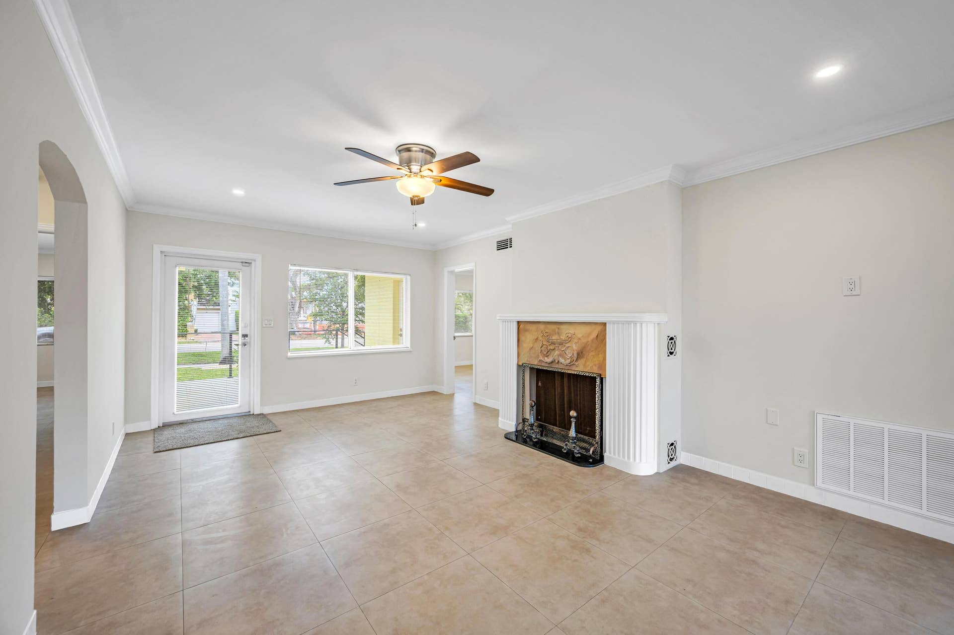 606 VICTORIA PARK RD-8