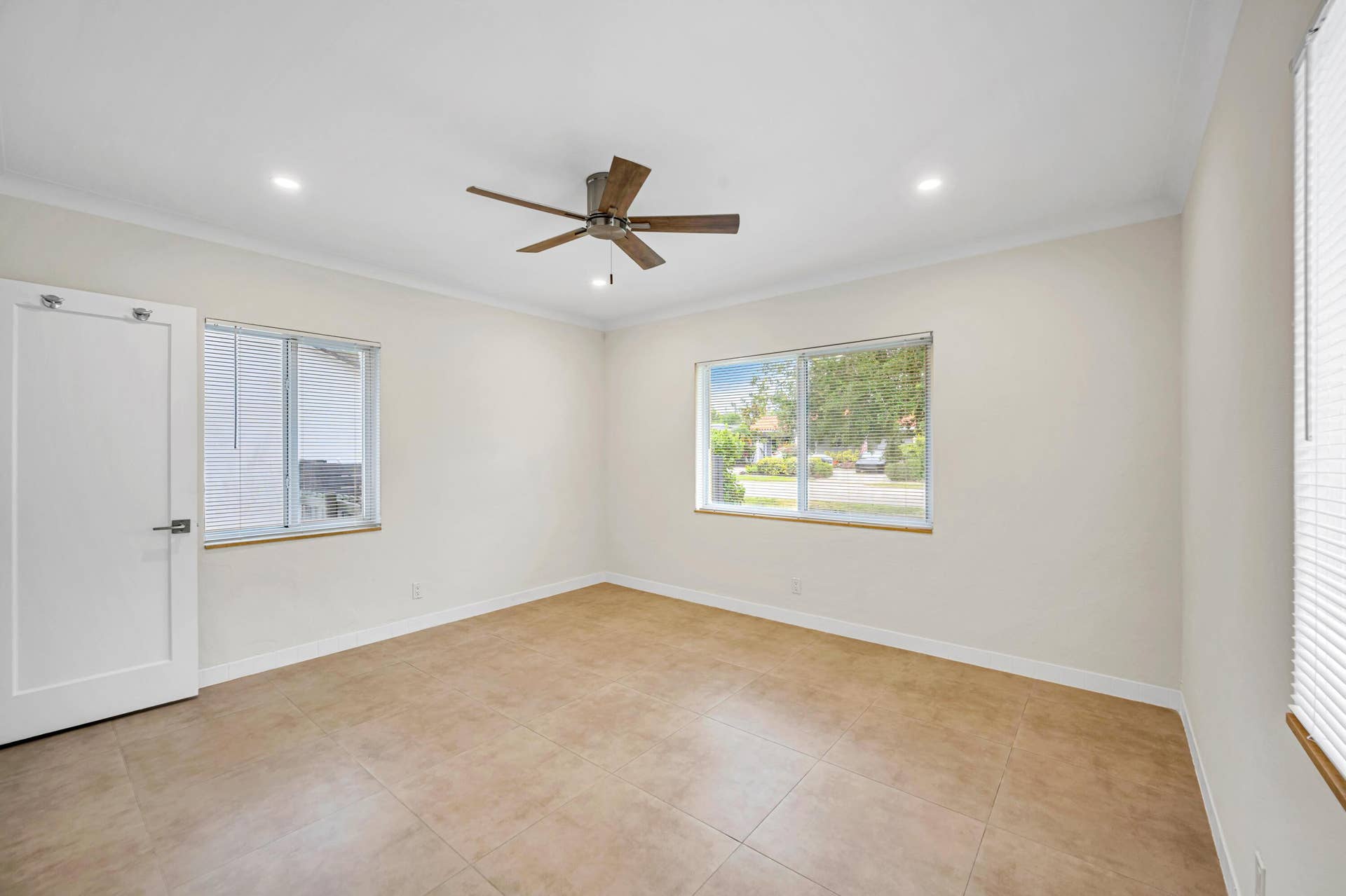 606 VICTORIA PARK RD-15