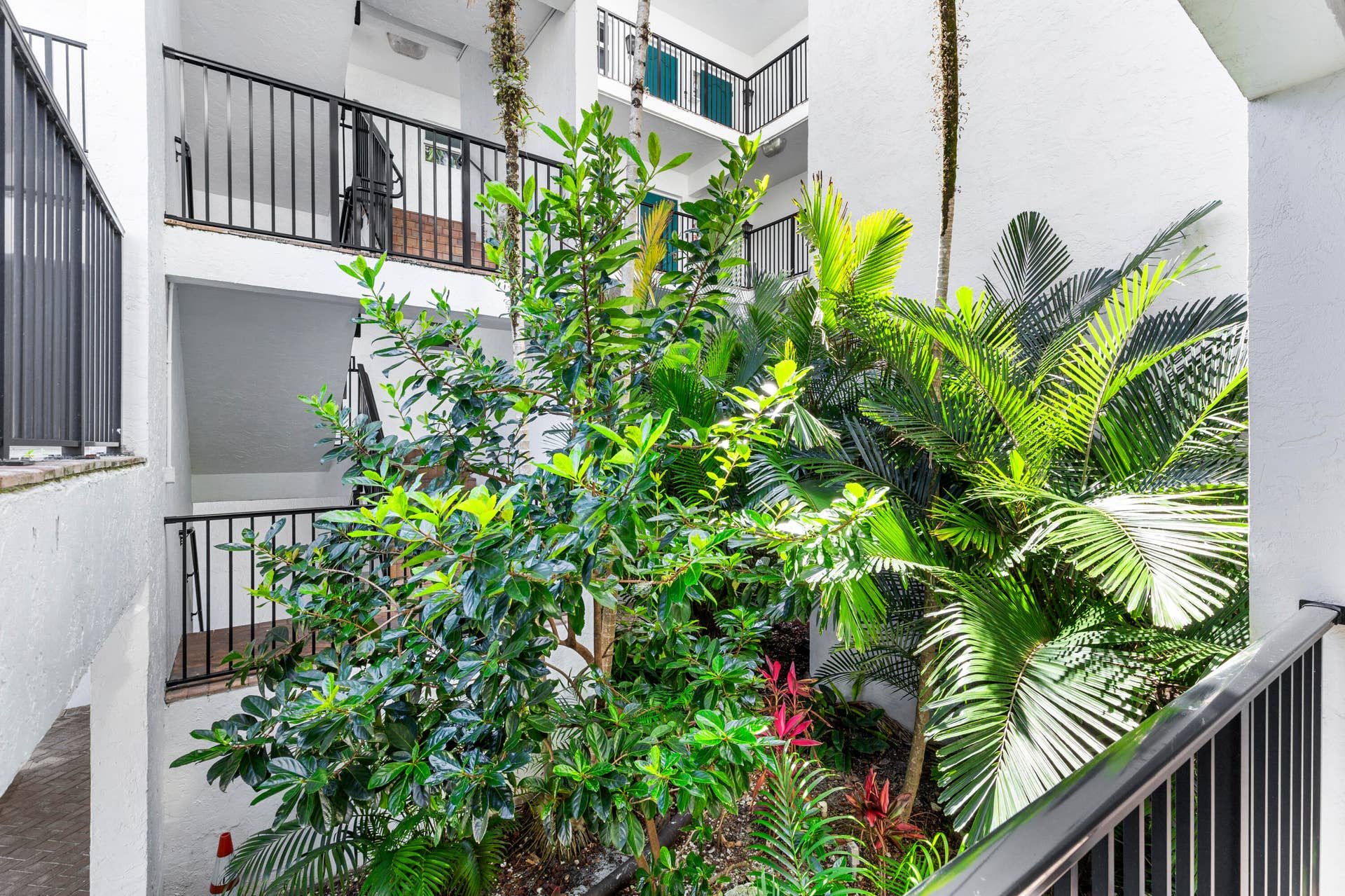 1212 SE 2nd Court, #303, Fort Lauderdale, FL 33301 Beautifully landscaped atrium