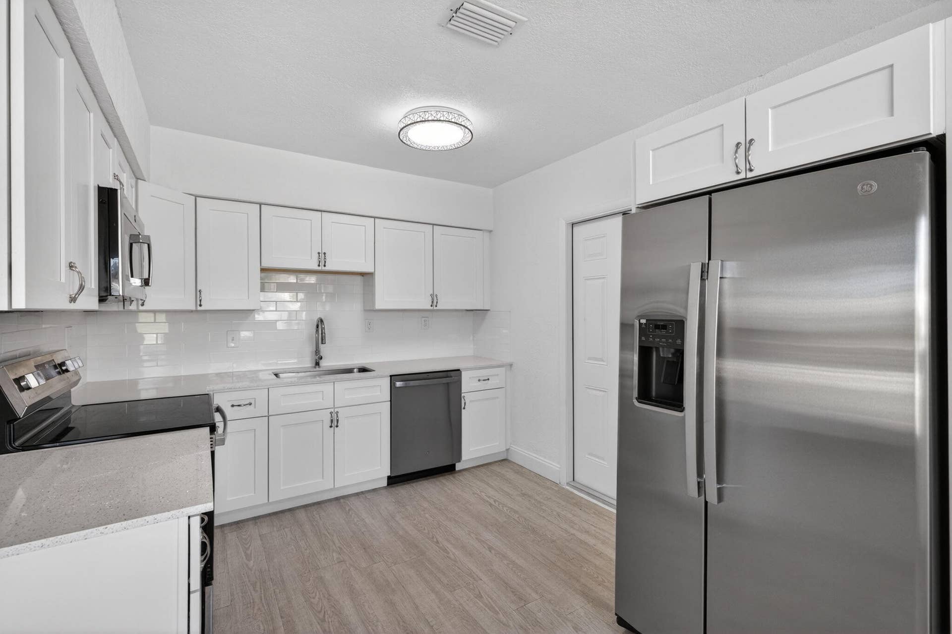 4807 NE 18th Avenue, Oakland Park, FL 33334 23-web-or-mls-699A9214